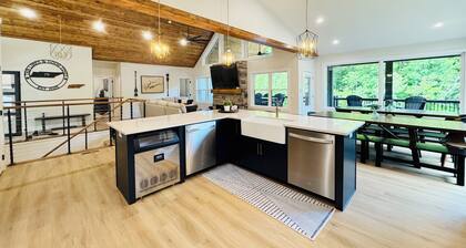 Tan Lines & Good Times-Brand new 6 bed/ 8 bath-Water Front,Private Dock, Hot tub