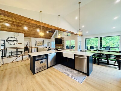 Tan Lines & Good Times-Brand new 6 bed/ 8 bath-Water Front,Private Dock, Hot tub