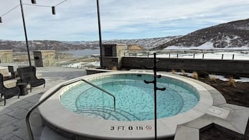 Utendørsbasseng og et oppvarmet basseng