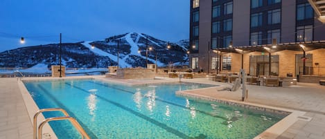 Utomhuspool och uppvärmd pool