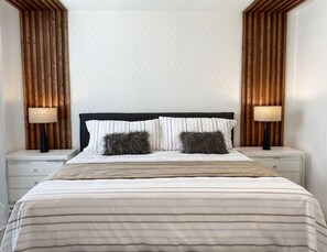 5 bedrooms, desk, iron/ironing board, travel crib