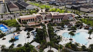 Zona residencial con una piscina grande, parque acuático y club social.
