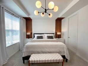 5 habitaciones, escritorio y tabla de planchar con plancha 