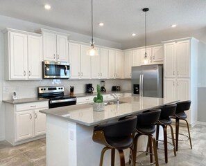 Køleskab, mikrobølgeovn, ovn, kogeplade