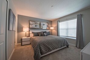 4 chambres, bureau, fer et planche à repasser, lit parapluie