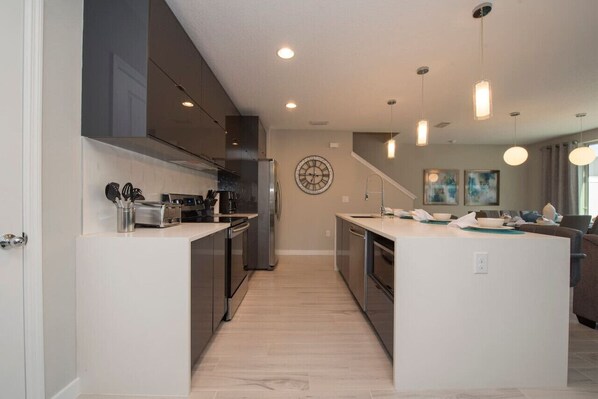 Réfrigérateur, micro-ondes, four, plaque de cuisson