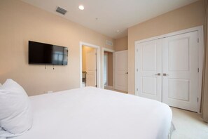 3 Schlafzimmer, Schreibtisch, Bügeleisen/Bügelbrett, Reisekinderbett