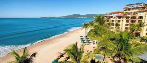 På stranden, solsenger og strandhåndklær