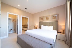 4 chambres, bureau, fer et planche à repasser, lit parapluie