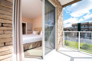 4 chambres, bureau, fer et planche à repasser, lit parapluie