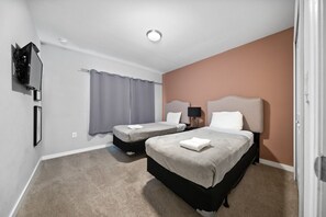 4 Schlafzimmer, Schreibtisch, Bügeleisen/Bügelbrett, Reisekinderbett