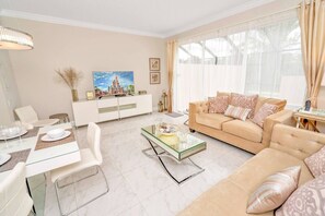 TV, ping pong - 3 BD All Suites Home with Pool minutes from Disney (Kissimmee)