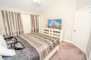 3 chambres, bureau, fer et planche à repasser, lit parapluie