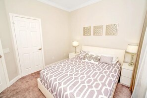 3 chambres, bureau, fer et planche à repasser, lit parapluie