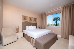 4 soverom, skrivebord, strykejern/-brett og reiseseng for barn