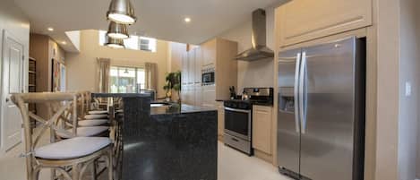 Geladeira, micro-ondas, fogão, cooktop
