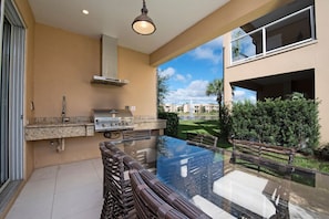 Outdoor dining - Luxury 4BD All Suites Home with BBQ and Disney in 5min (Kissimmee)