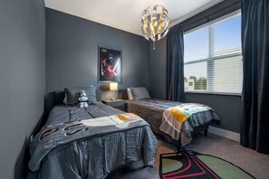 4 chambres, bureau, fer et planche à repasser, lit parapluie