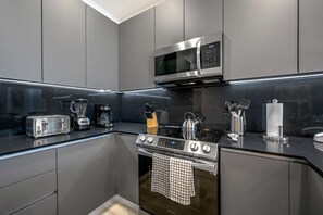 冷蔵庫、電子レンジ、オーブン、コンロ