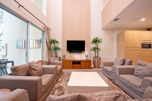 TV, stereo - Amazing 3BD home with Elevator and BBQ near Disney (Kissimmee)