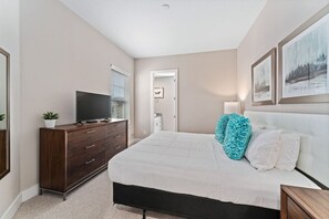 4 slaapkamers, een bureau, een strijkplank/strijkijzer, reisbedje