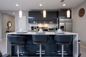 Een koelkast, een magnetron, een oven, een kookplaat