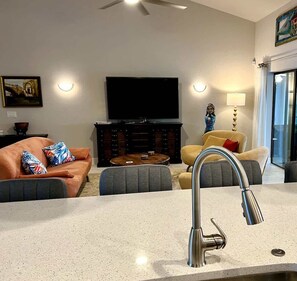 TV, books, offices - Coral Vista-Tesla Charger 3 Br  w Pool Canal (Cape Coral)