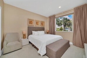 4 chambres, bureau, fer et planche à repasser, lit parapluie