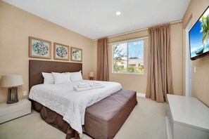 4 室のベッドルーム、デスク、アイロン / アイロン台、旅行用ベビーベッド