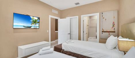 4 habitaciones, escritorio y tabla de planchar con plancha