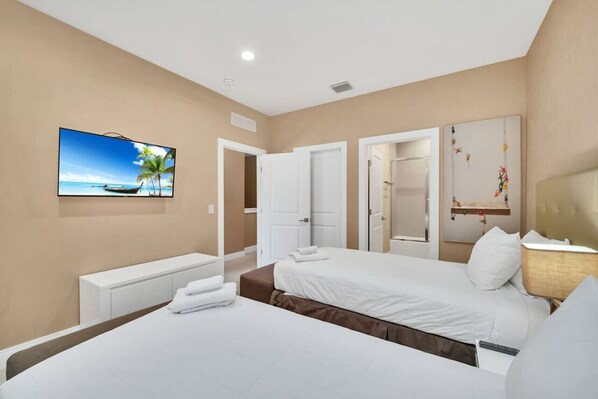 4 chambres, bureau, fer et planche à repasser, lit parapluie