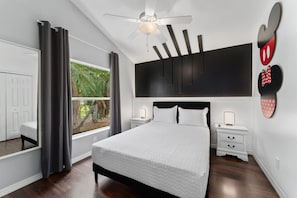 4 室のベッドルーム、デスク、アイロン / アイロン台、旅行用ベビーベッド