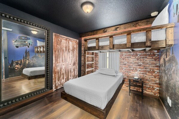 4 slaapkamers, een bureau, een strijkplank/strijkijzer, reisbedje