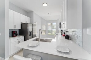 Køleskab, mikrobølgeovn, ovn, kogeplade