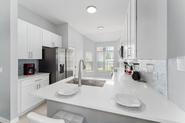 冷蔵庫、電子レンジ、オーブン、コンロ