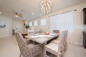 Dining - Charming 5BD Home All suites with Pool and BBQ Grill (Davenport)