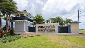 Une enseigne pour le Windsor Island Resort, avec un bâtiment moderne et des espaces paysagers aménagés.