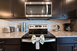 Fridge, microwave, oven, stovetop - Charming 5BD Home All suites with Pool and BBQ Grill (Davenport)