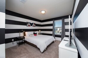 5 slaapkamers, een bureau, een strijkplank/strijkijzer, reisbedje