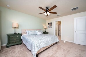 5 室のベッドルーム、デスク、アイロン / アイロン台、旅行用ベビ��ーベッド