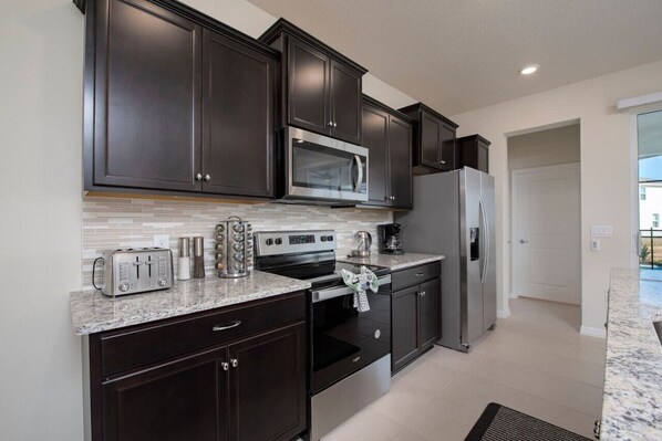 冷蔵庫、電子レンジ、オーブン、コンロ