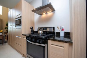 冷蔵庫、電子レンジ、オーブン、コンロ