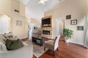 Televisión, chimenea, futbolito