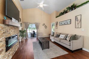 Televisión, chimenea y futbolito