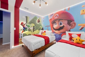 5 chambres, bureau, fer et planche à repasser, lit de bébé portatif