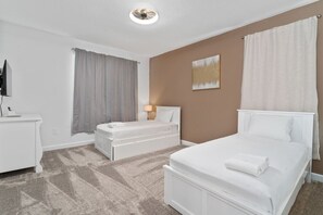 4 chambres, bureau, fer et planche à repasser, lit parapluie