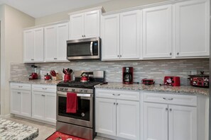 冰箱、微波炉、烤箱、炉灶