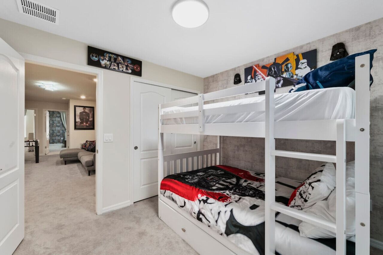 5 chambres, bureau, fer et planche à repasser, lit parapluie