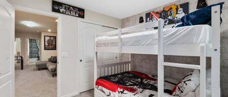 5 slaapkamers, een bureau, een strijkplank/strijkijzer, reisbedje