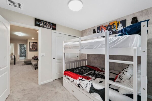 5 室のベッドルーム、デスク、アイロン / アイロン台、旅行用ベビーベッド